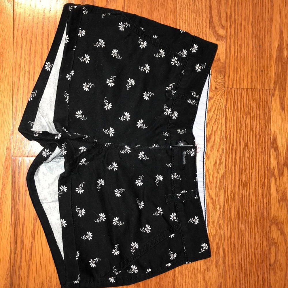 Black floral shorts SIZE: 0